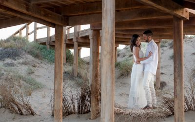 Fotografía de pareja en la playa de Arenales del Sol
