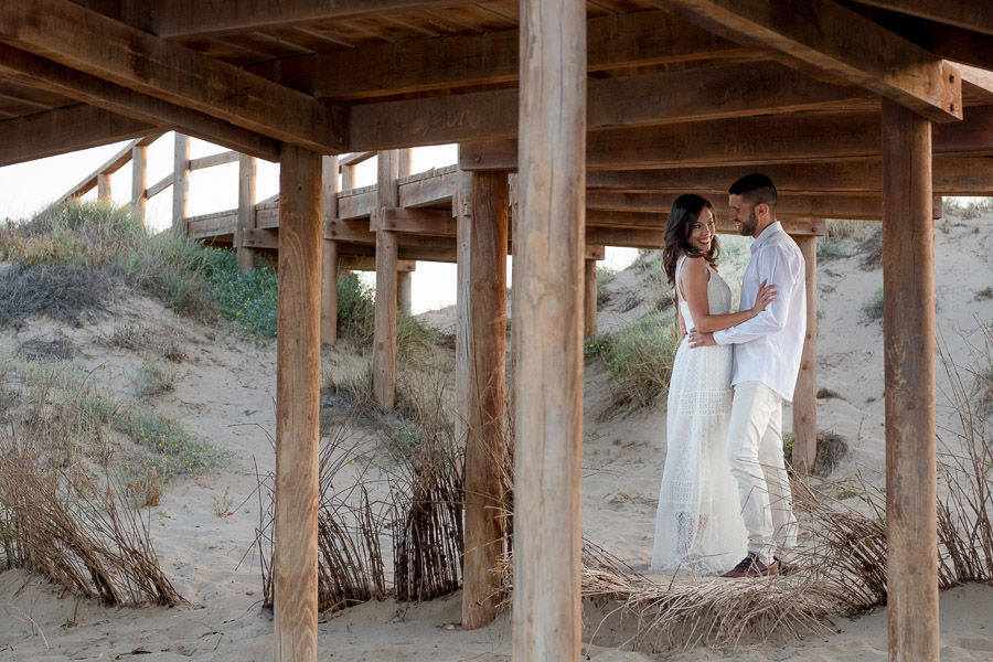 Fotografía de pareja en la playa de Arenales del Sol